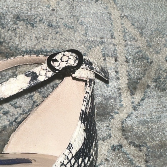 Stuart Weitzman Nearly Nude Sandles - Picture 13 of 14